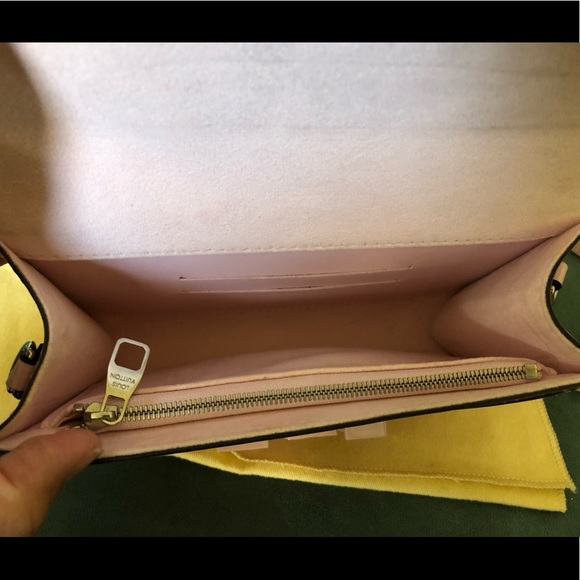 Authentic Louis Vuitton Epi Louise Crossbody Bag - Picture 4 of 9